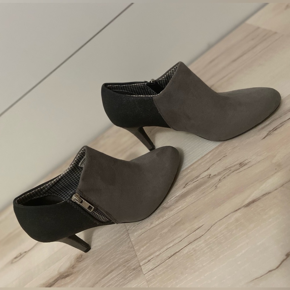 DexFlex Comfort~Gray/Black Color Block Fabric~Side Zipper~Bootie Heels~Size 6.5